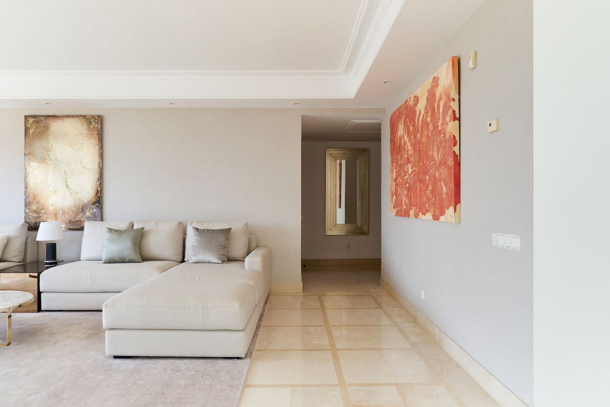 3 Bedroom Penthouse in Estepona - Photo 10