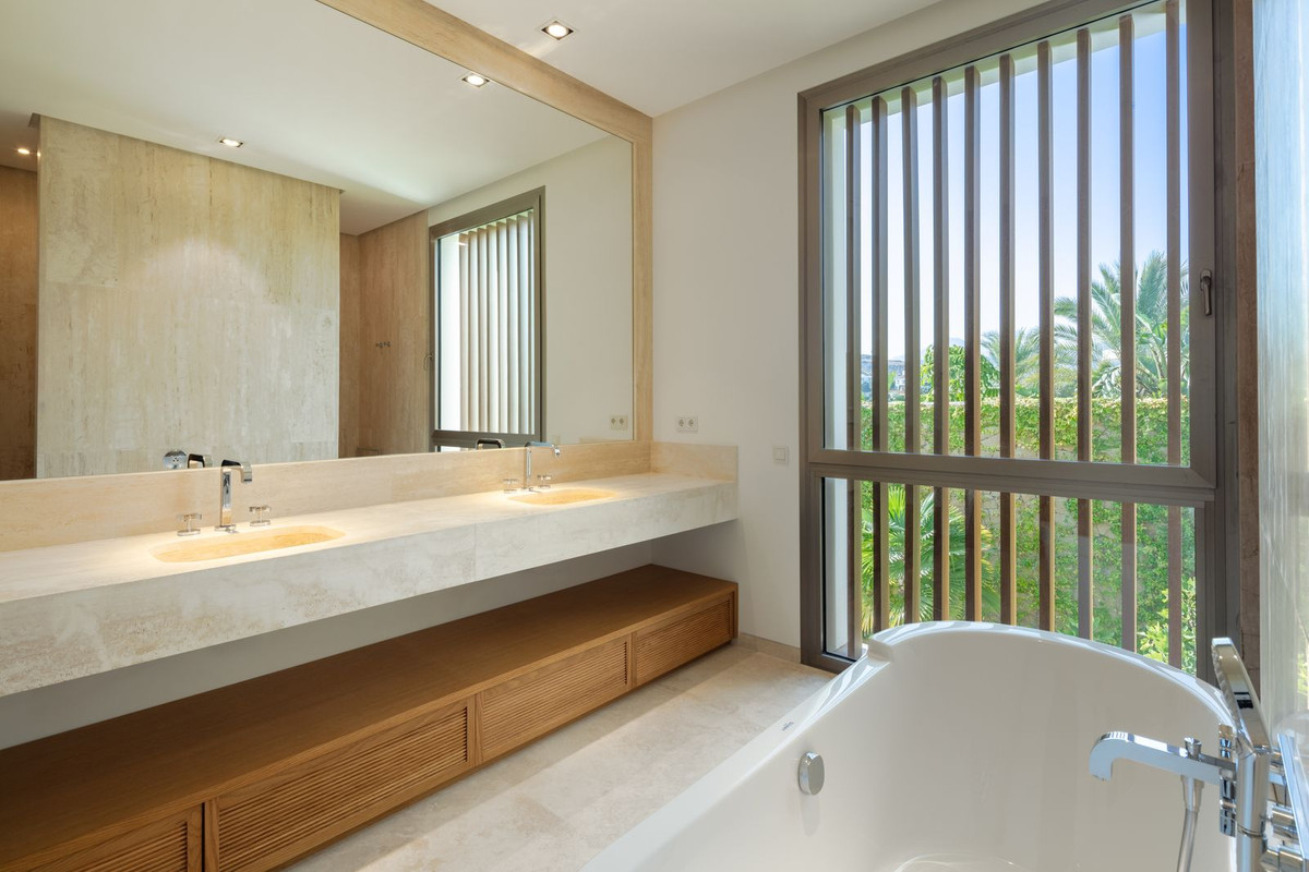5 Bedroom Villa in Casares - Photo 6