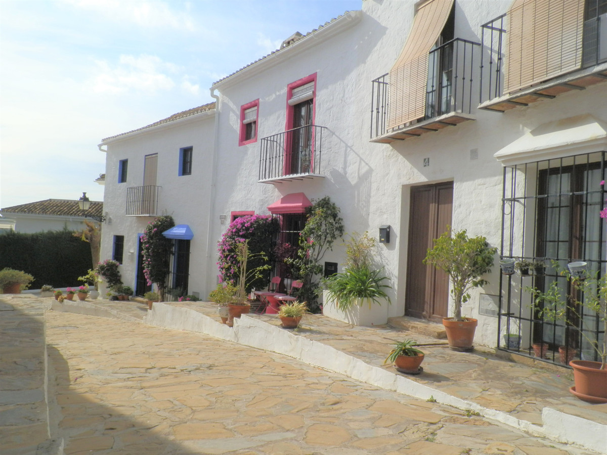 2 Bedroom Townhouse in Marbella - Photo 27