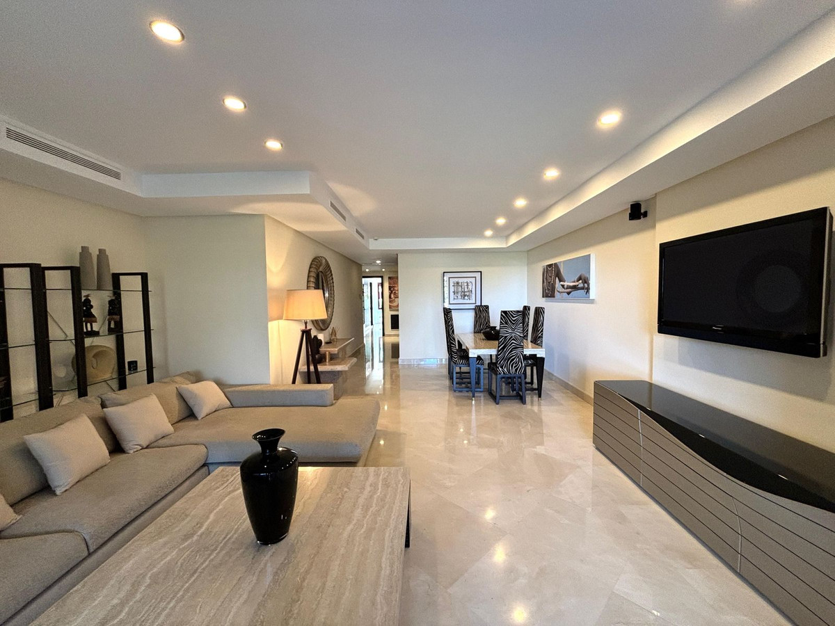2 Bedroom Apartment in Marbella - Photo 2