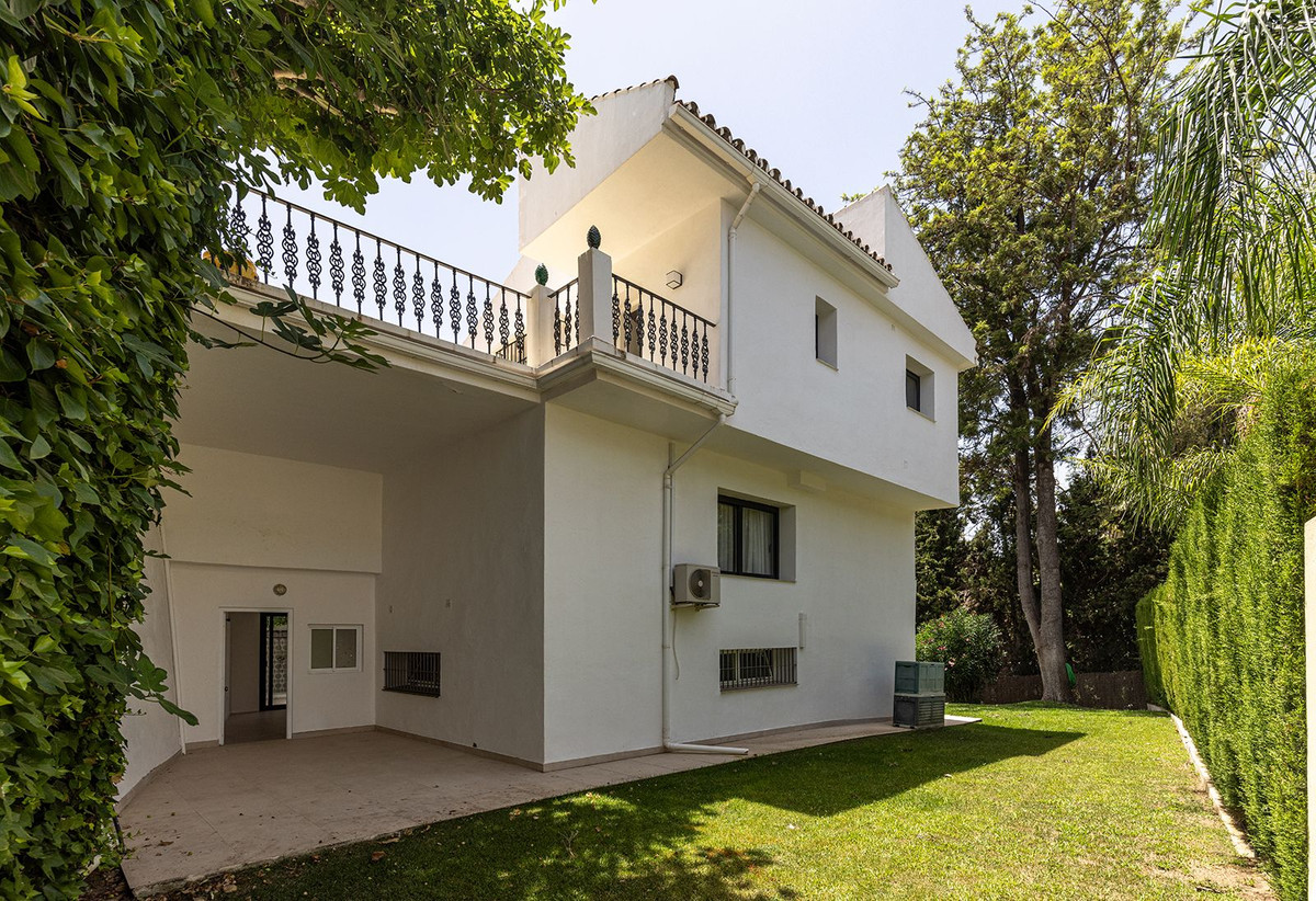 4 Bedroom Villa in Marbella - Photo 9