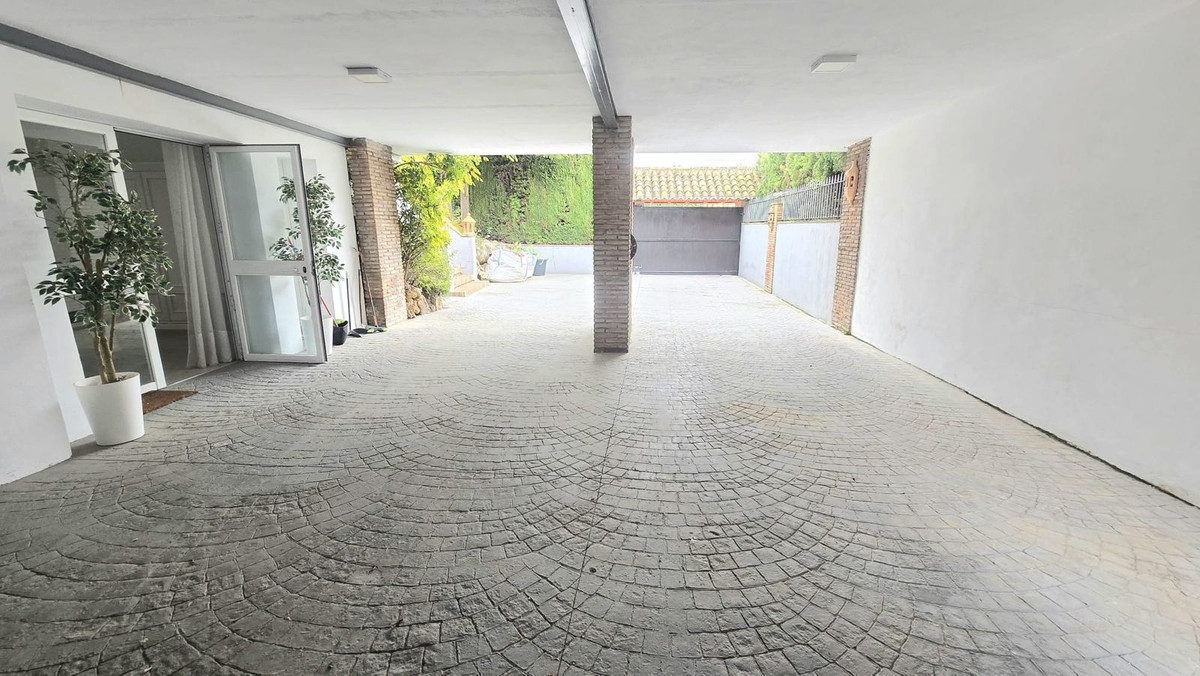 8 Bedroom Villa in Marbella - Photo 39