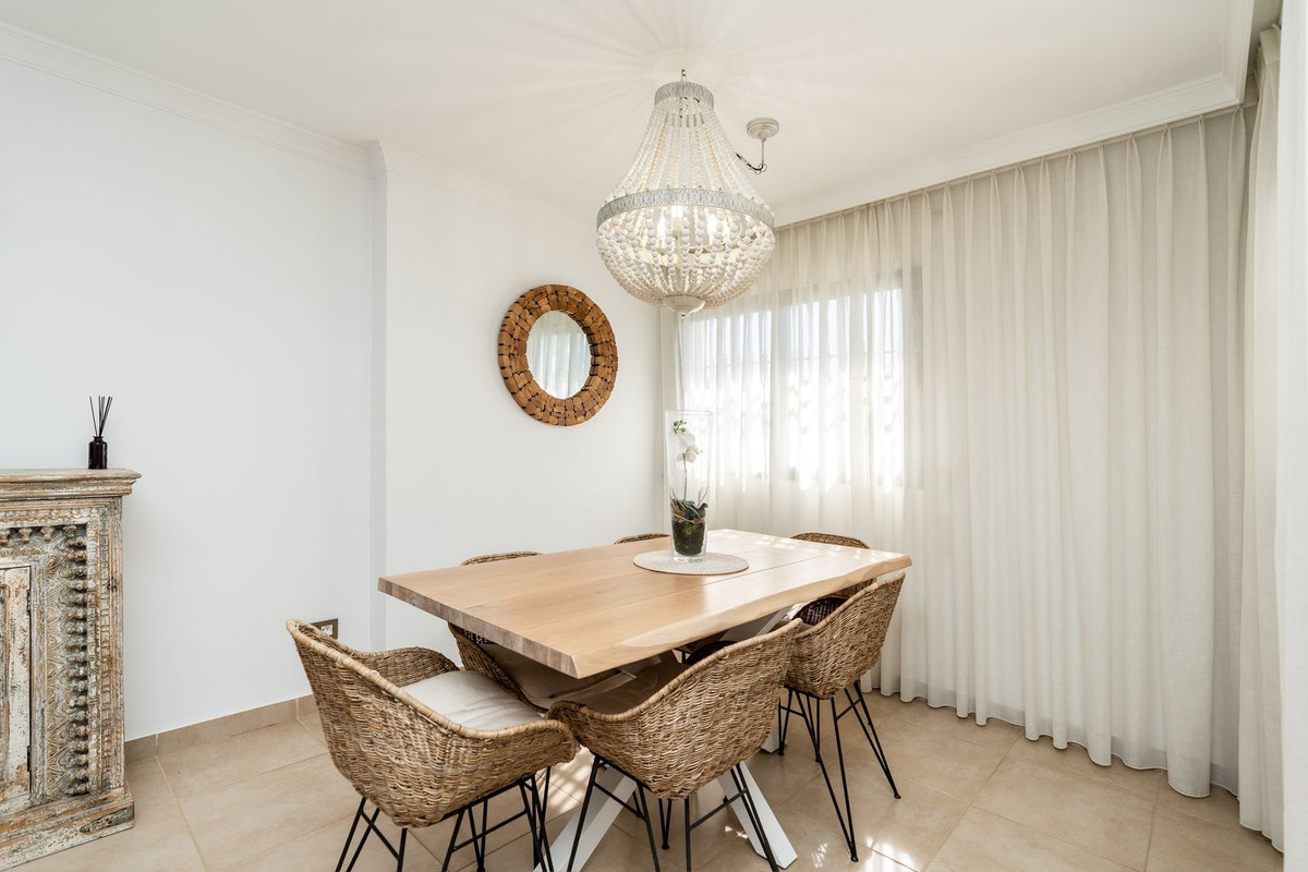 5 Bedroom Villa in Estepona - Photo 9