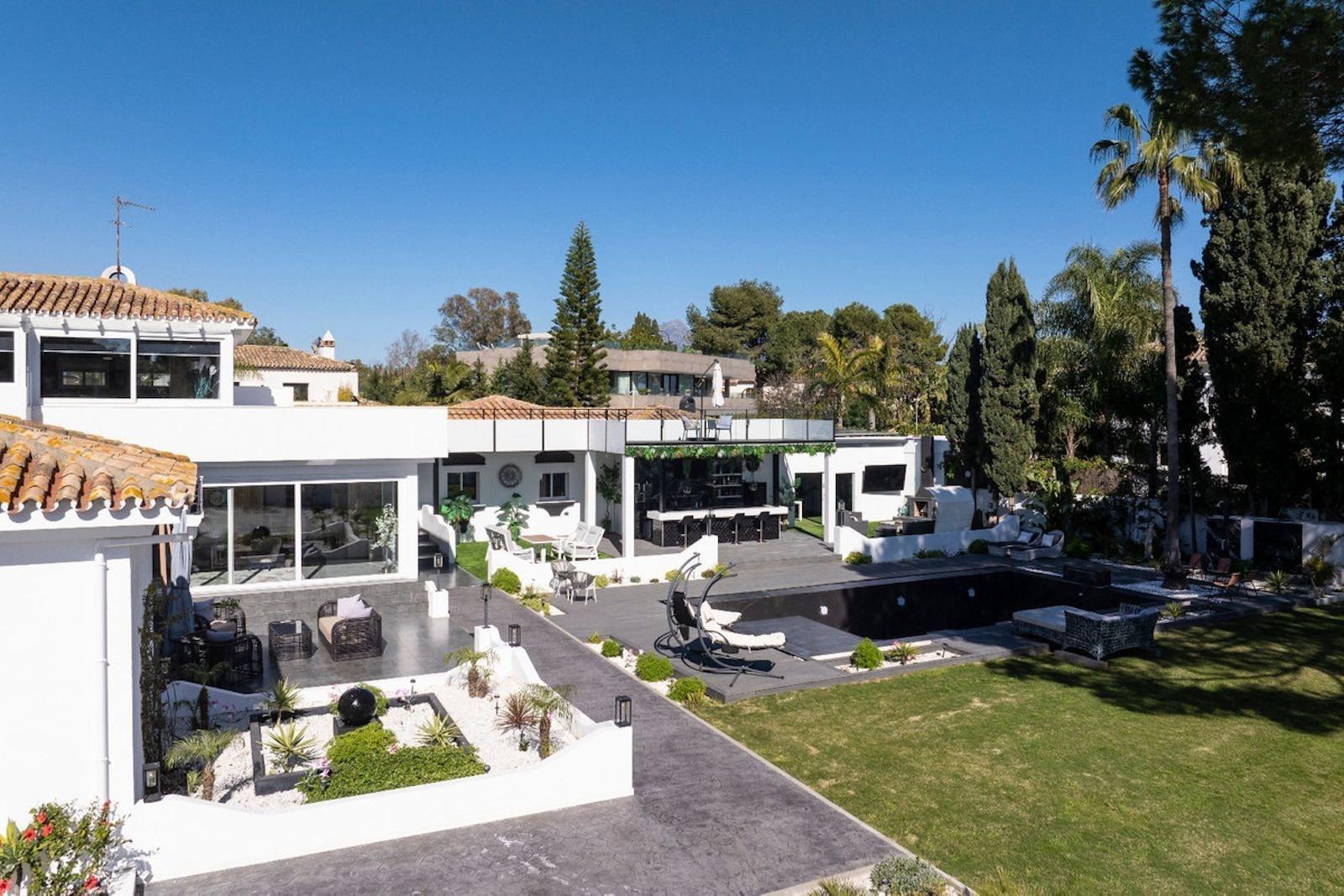 5 Bedroom Villa in Estepona - Photo 2