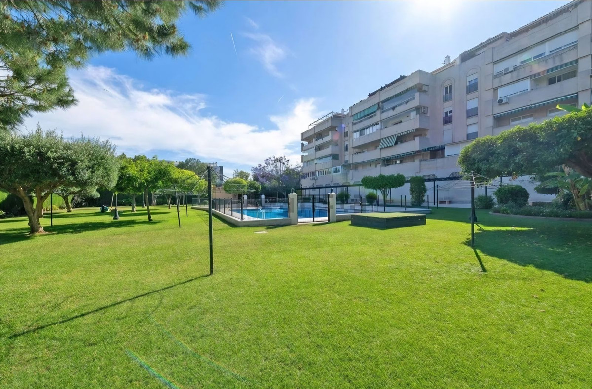 4 Bedroom Apartment in Málaga - Photo 3