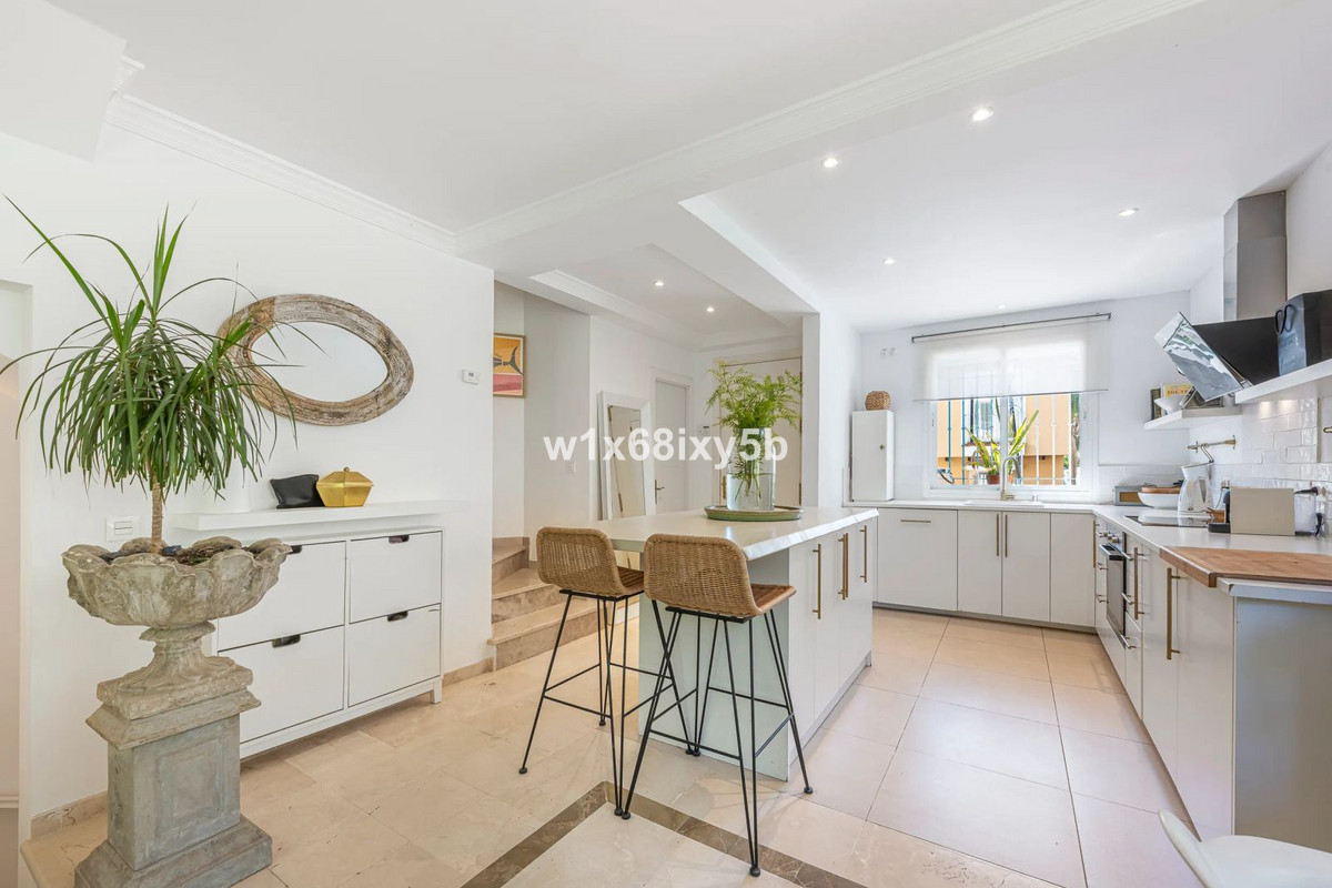 3 Bedroom Townhouse in Marbella - Photo 3
