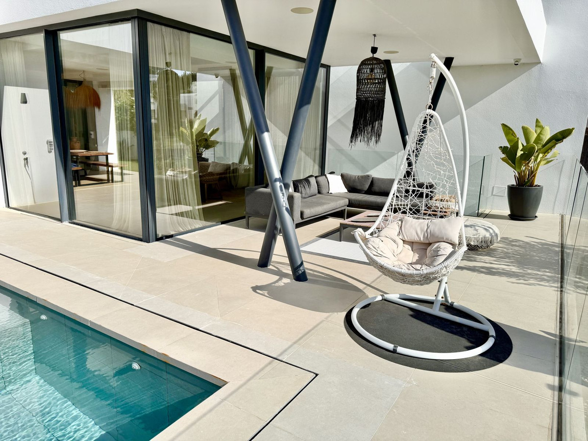 4 Bedroom Villa in Estepona - Photo 6