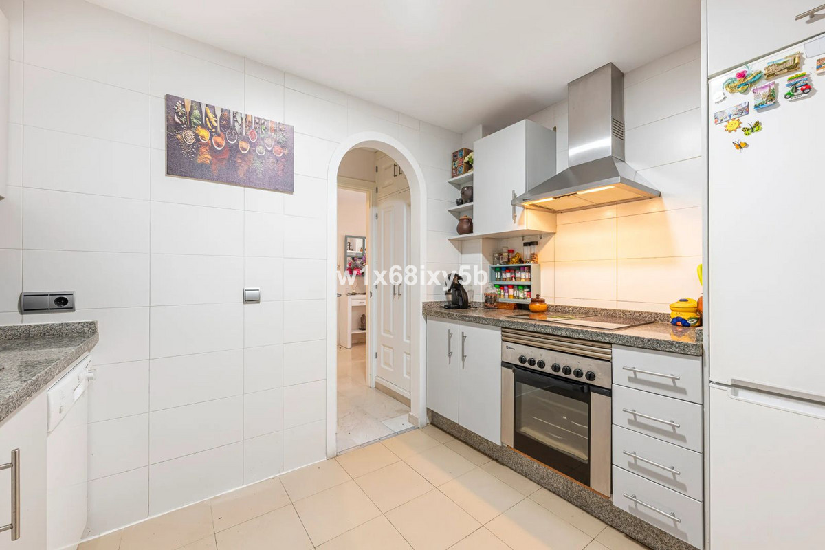 1 Bedroom Apartment in Estepona - Photo 13