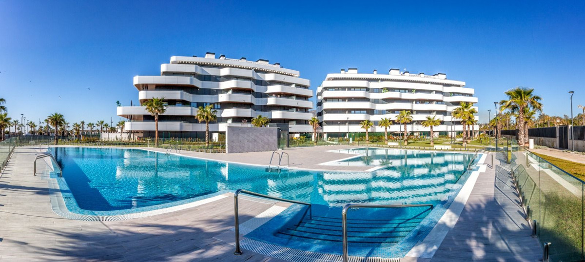 2 Bedroom Apartment in Torremolinos - Photo 5