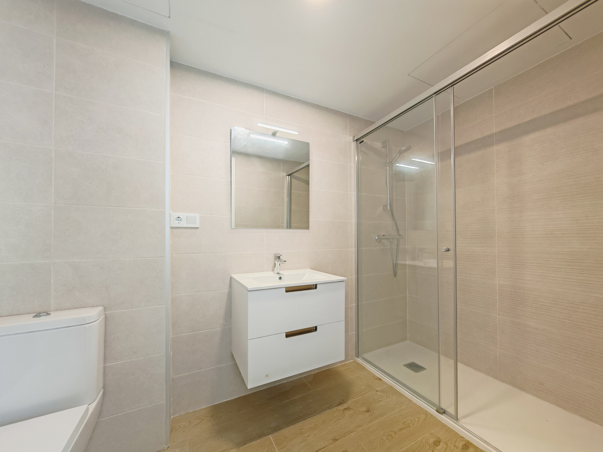 4 Bedroom Penthouse in Estepona - Photo 16