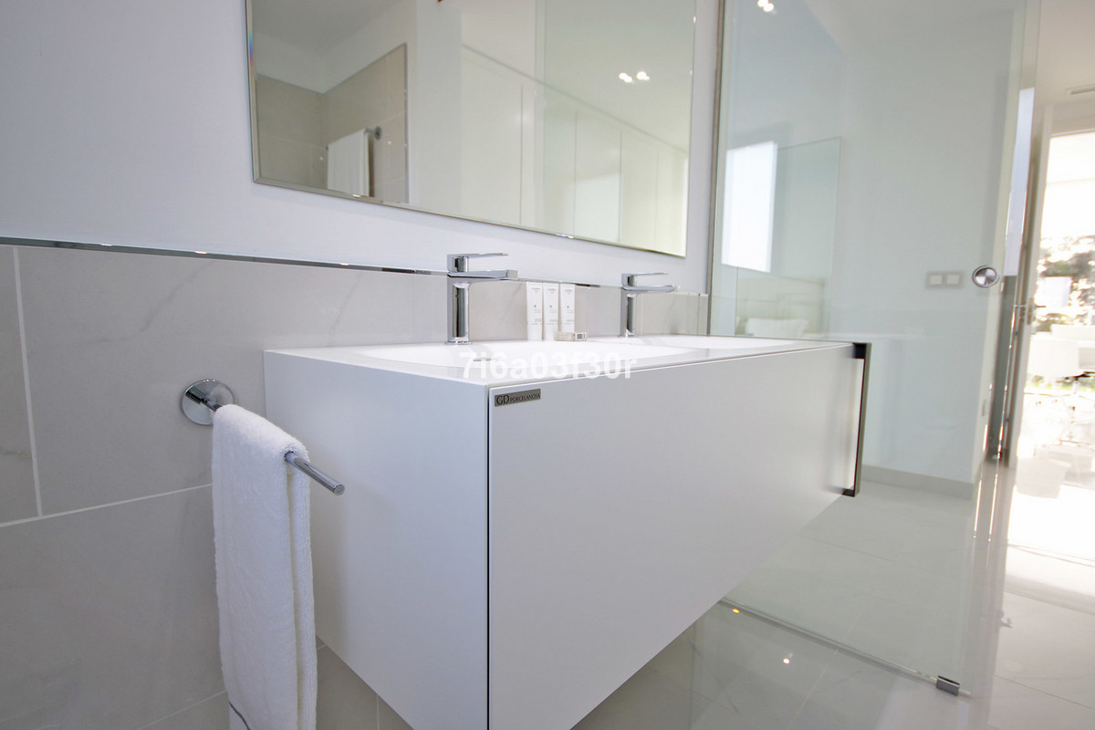 4 Bedroom Apartment in Estepona - Photo 14