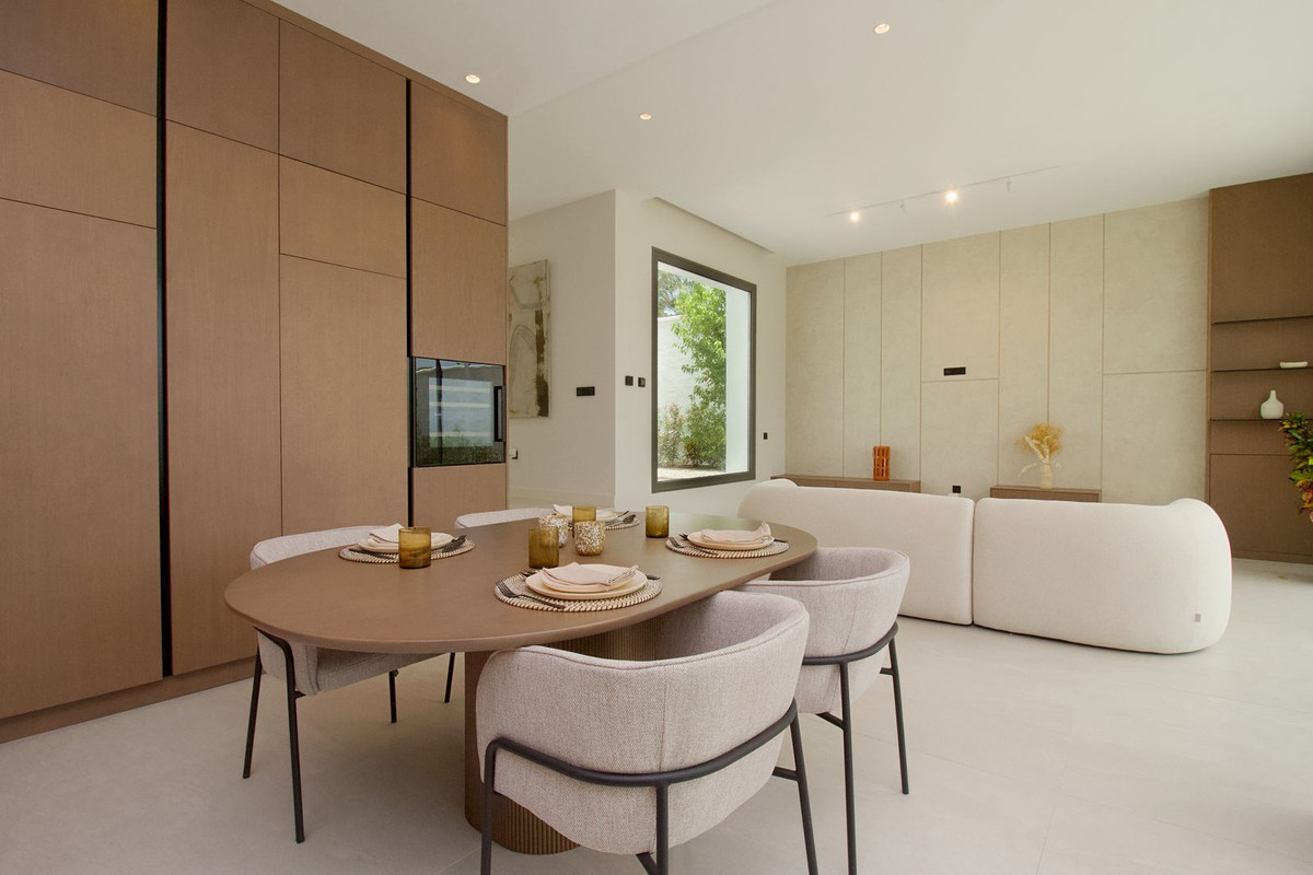 4 Bedroom Villa in Estepona - Photo 7