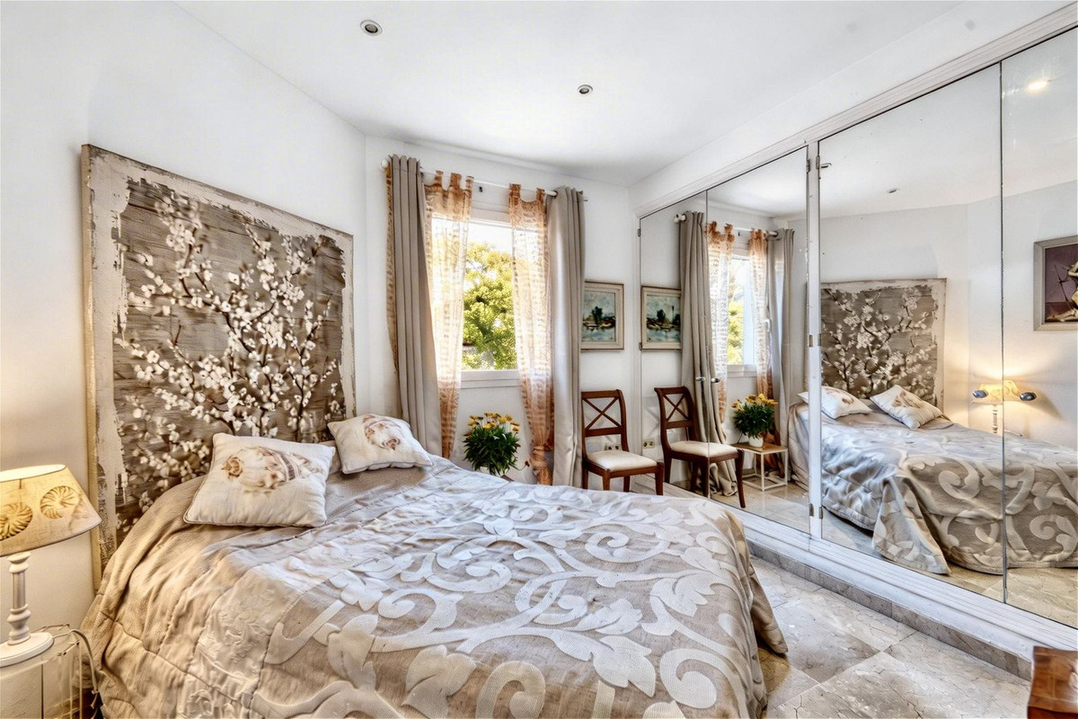 4 Bedroom Villa in Estepona - Photo 35