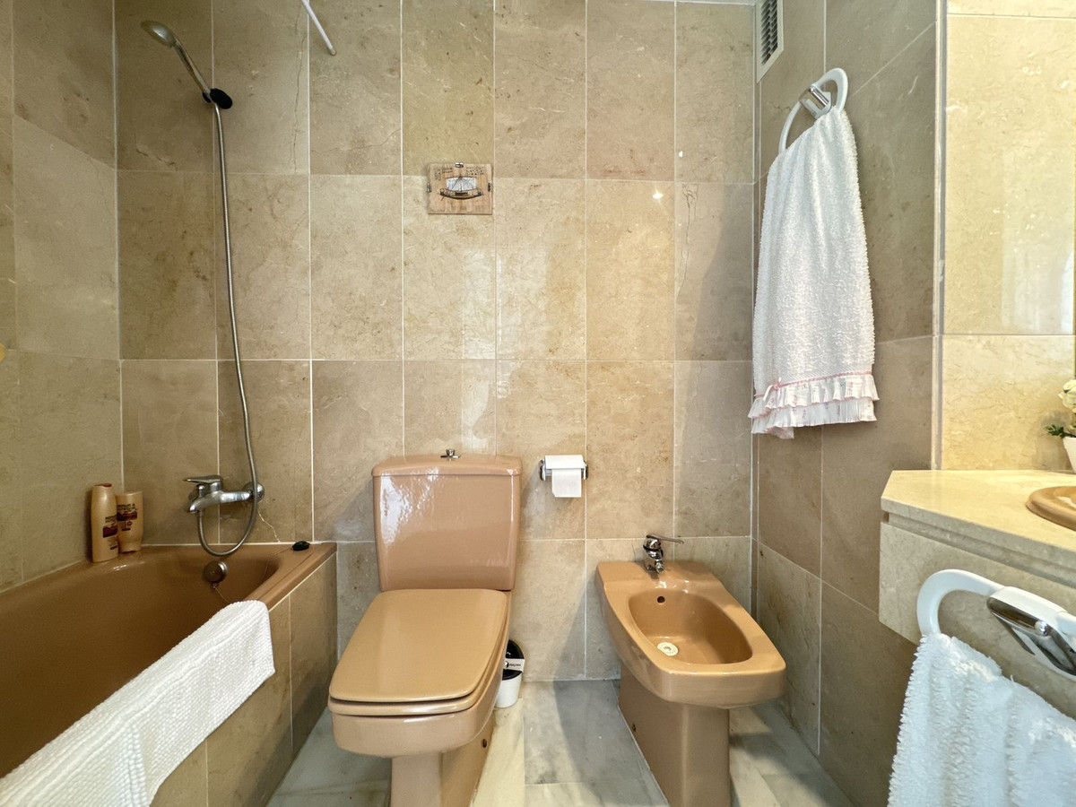 3 Bedroom Apartment in Estepona - Photo 33