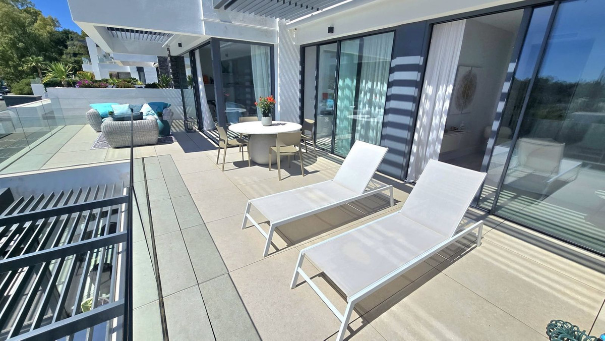 2 Bedroom Apartment in Benahavís - Photo 13