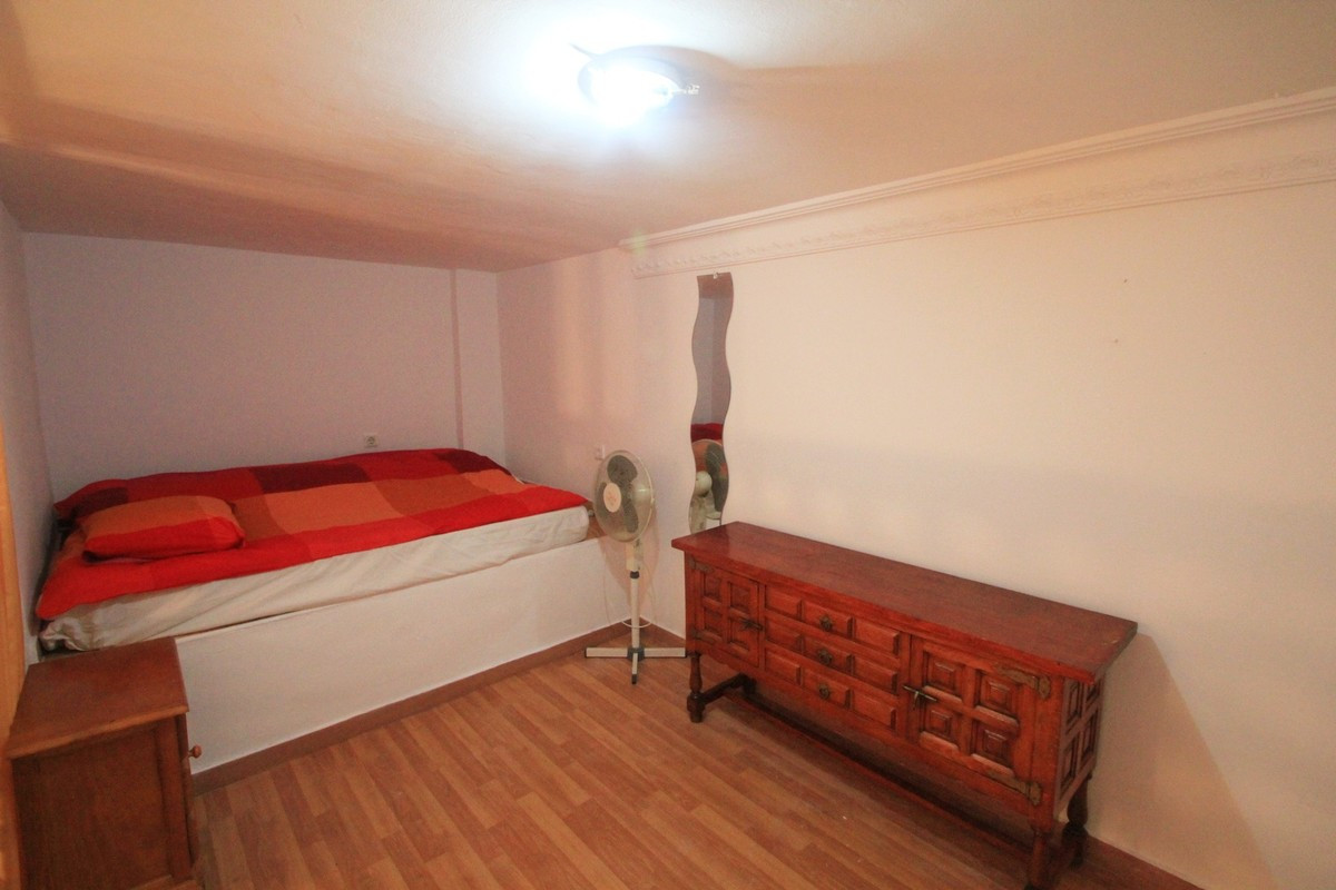 1 Bedroom Apartment in Torremolinos - Photo 8