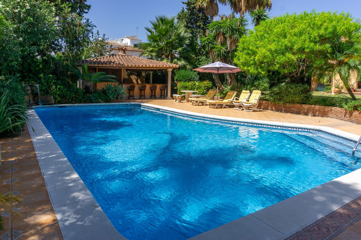 6 Bedroom Villa in Estepona - Photo 4
