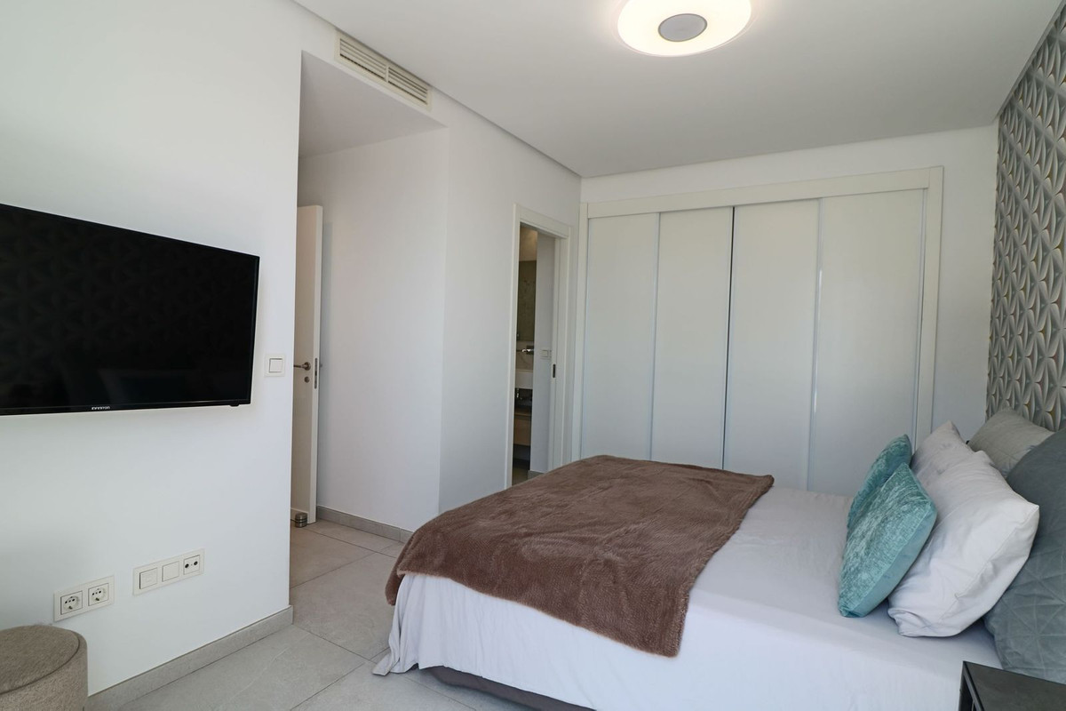 3 Bedroom Penthouse in Benahavís - Photo 6