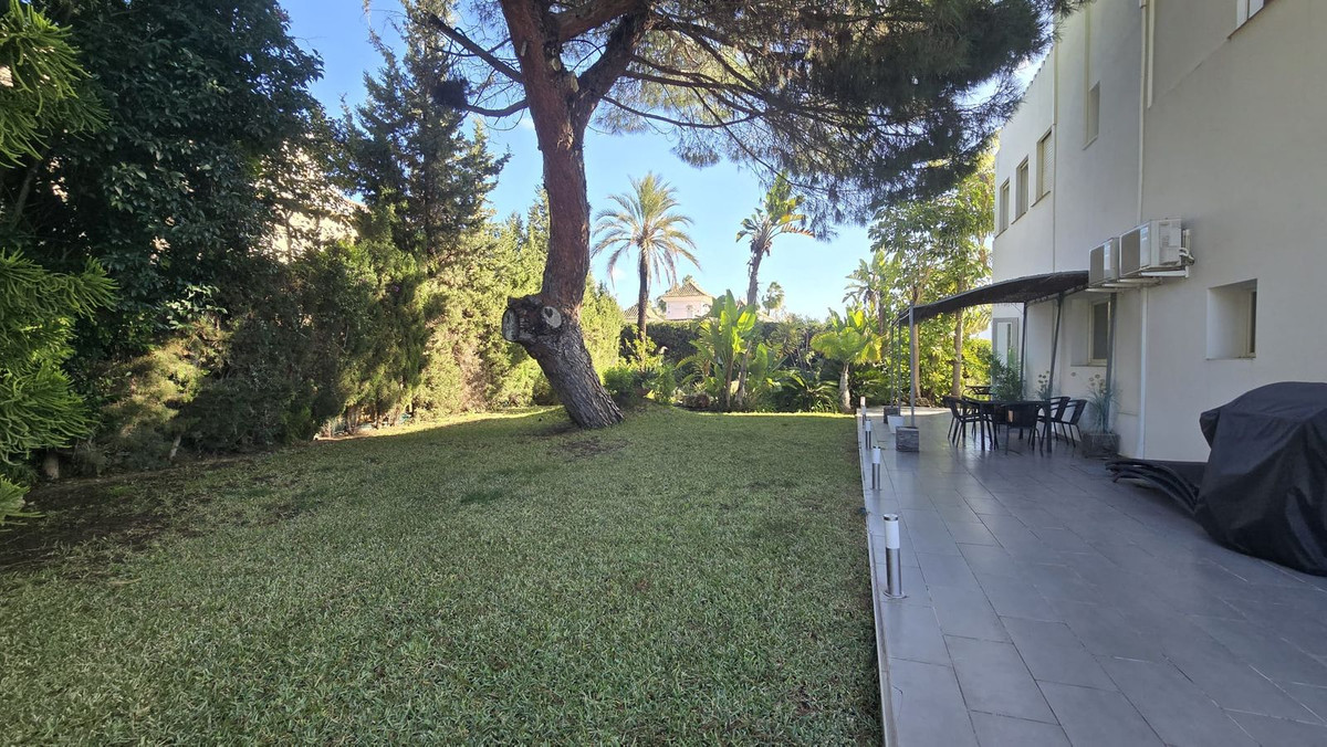 8 Bedroom Villa in Marbella - Photo 48