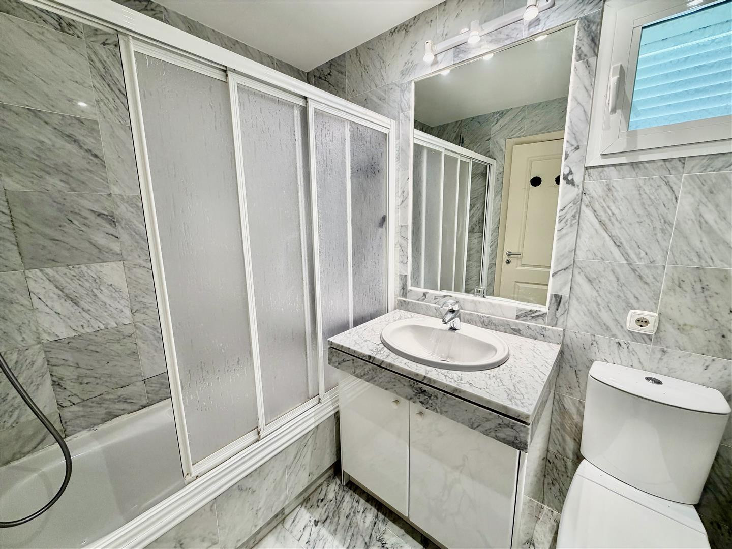 3 Bedroom Apartment in Marbella - Photo 11