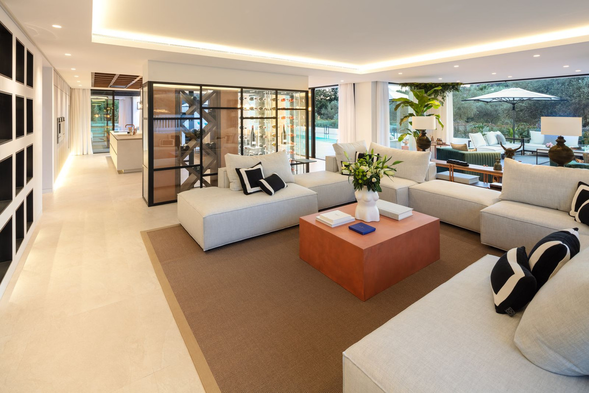 5 Bedroom Villa in Marbella - Photo 6