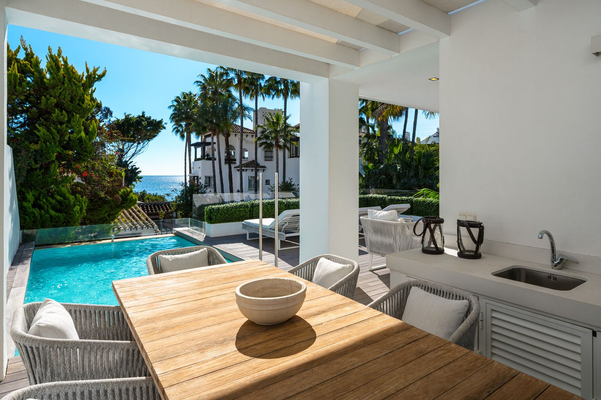 4 Bedroom Villa in Marbella - Photo 23