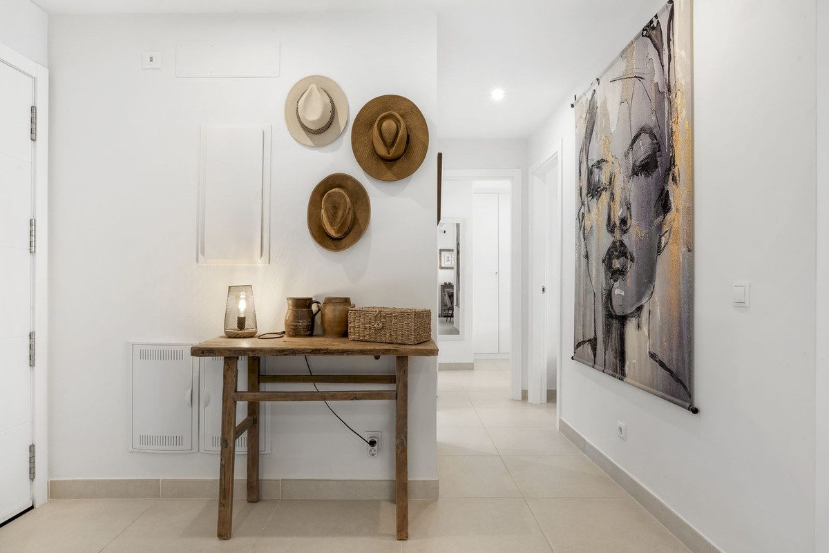 2 Bedroom Apartment in Estepona - Photo 24