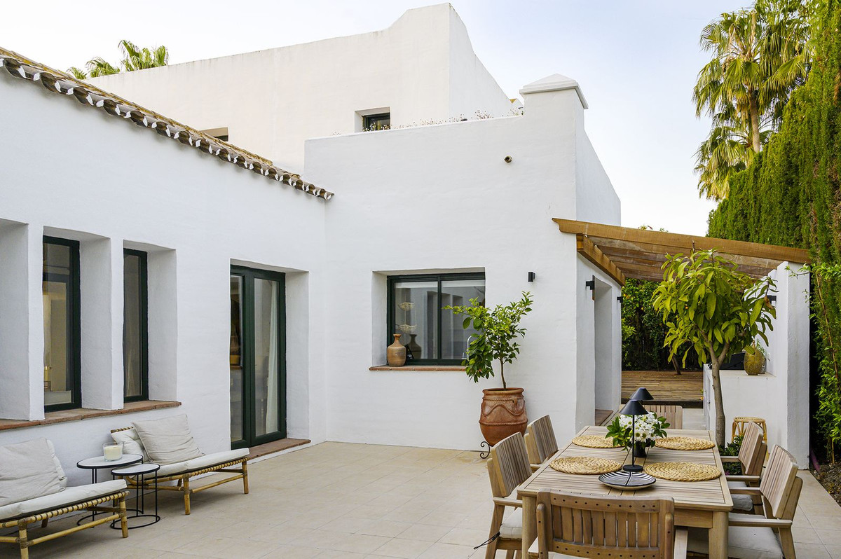 4 Bedroom Villa in Estepona - Photo 2
