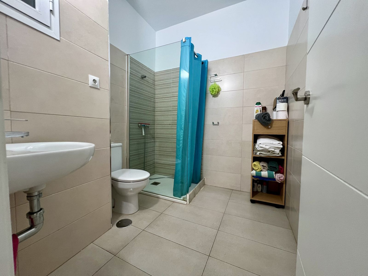 4 Bedroom Apartment in Málaga - Photo 9