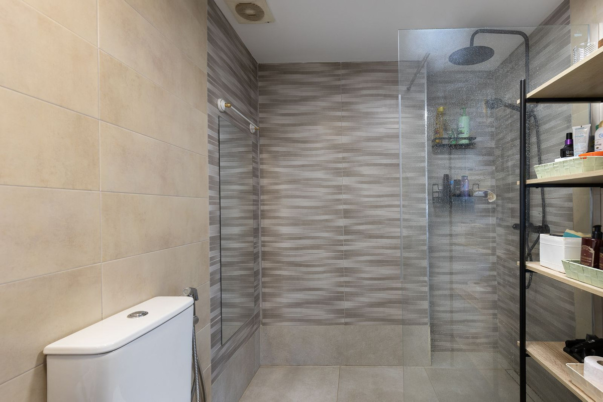 2 Bedroom Apartment in Torremolinos - Photo 14