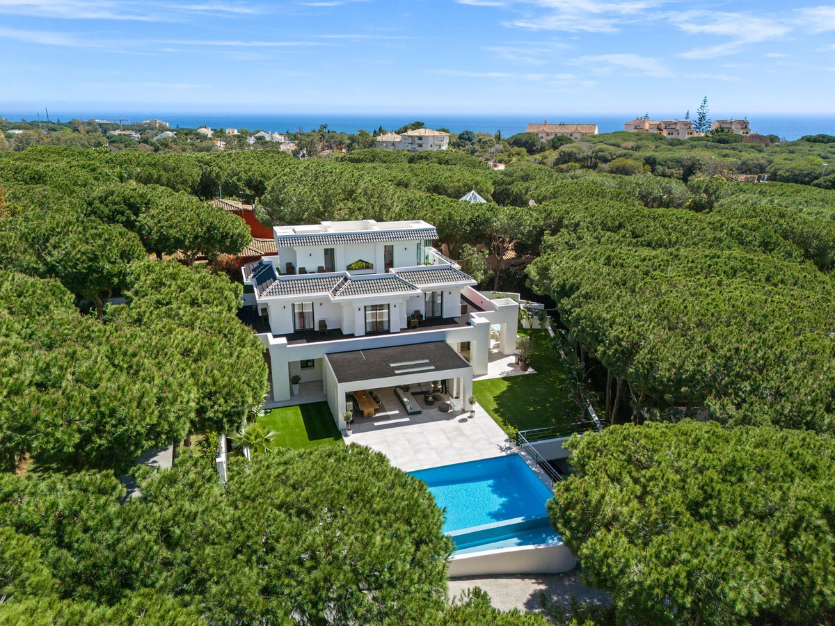 6 Bedroom Villa in Marbella - Photo 2