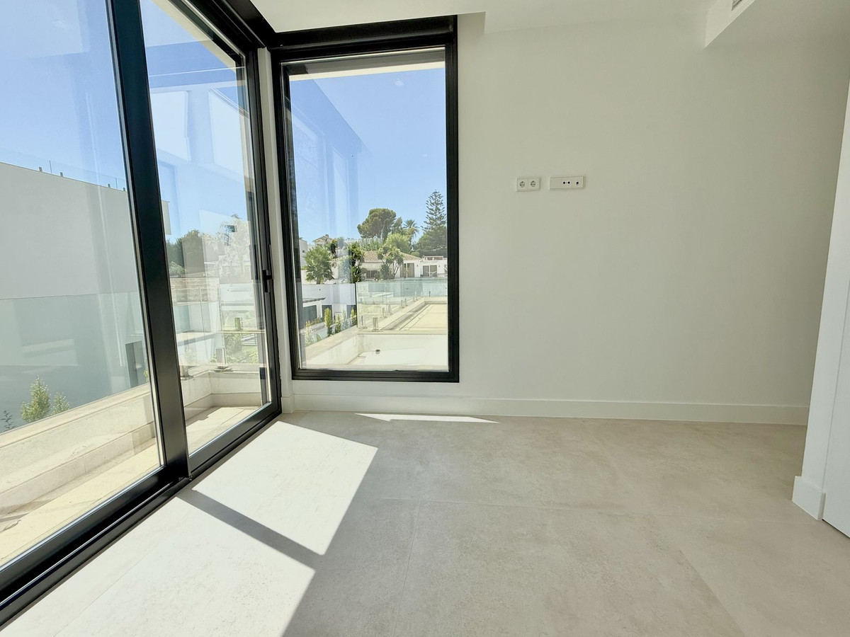 6 Bedroom Villa in Estepona - Photo 25