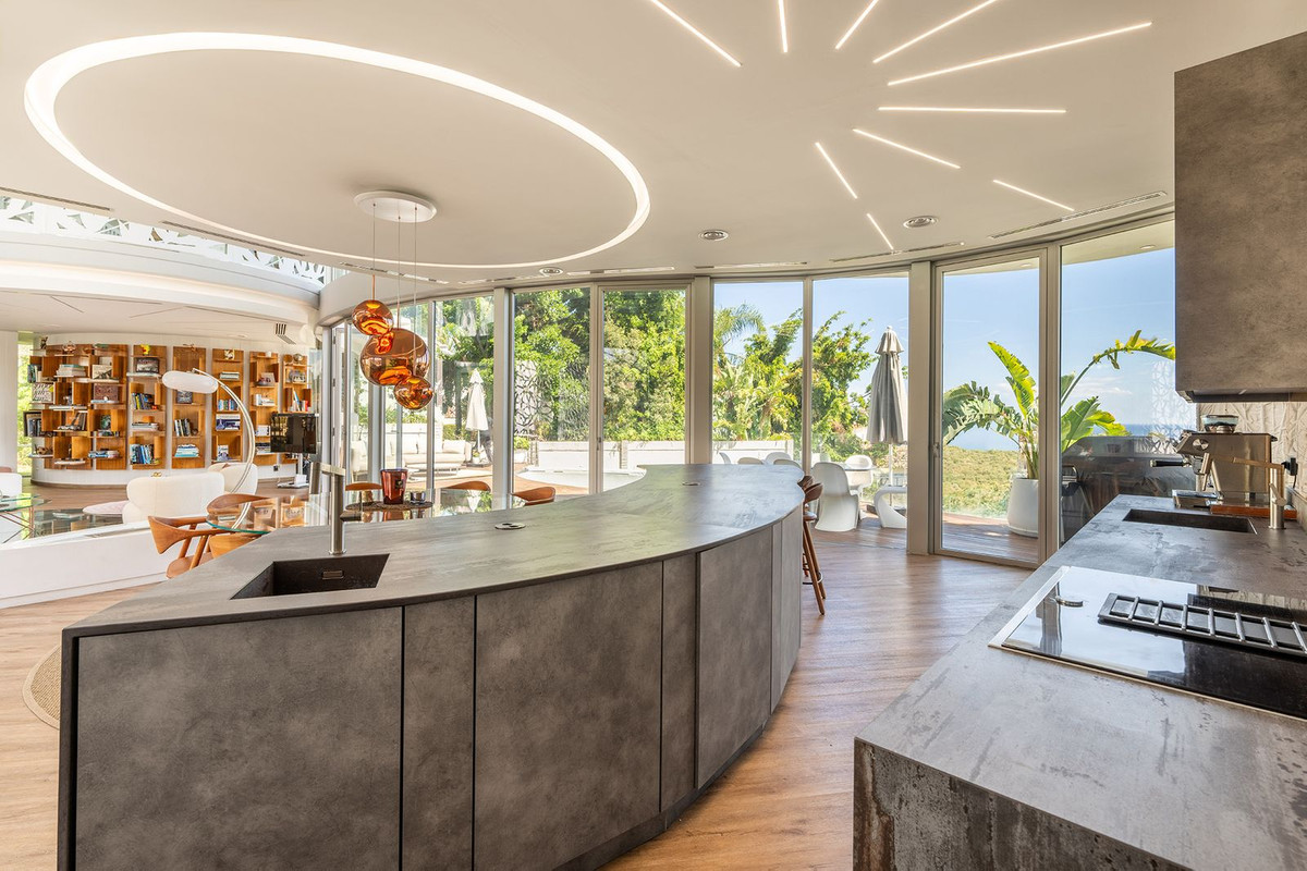 6 Bedroom Villa in Estepona - Photo 9
