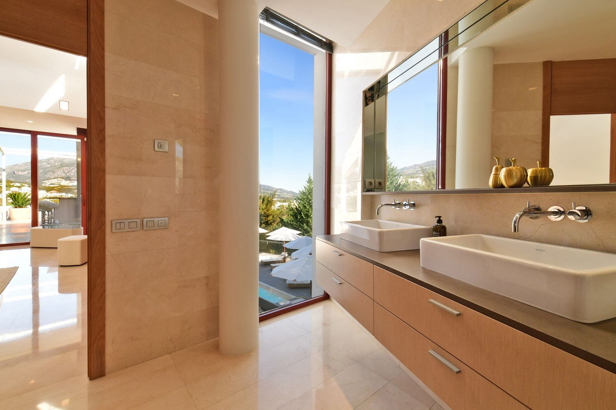 7 Bedroom Villa in Marbella - Photo 5
