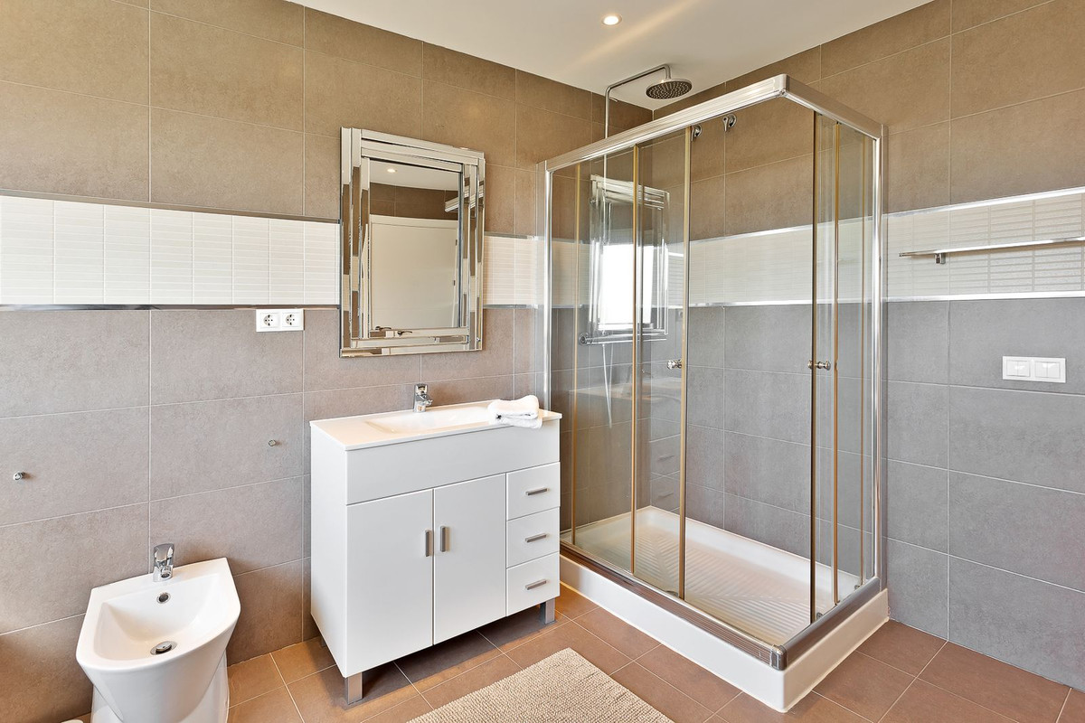 4 Bedroom Villa in Marbella - Photo 33
