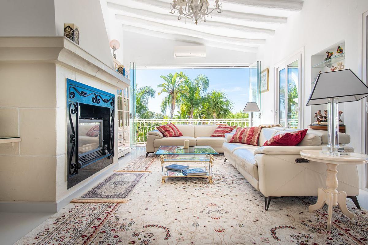 4 Bedroom Villa in Estepona - Photo 2