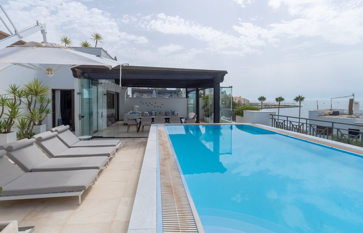 3 Bedroom Apartment in Estepona - Photo 8