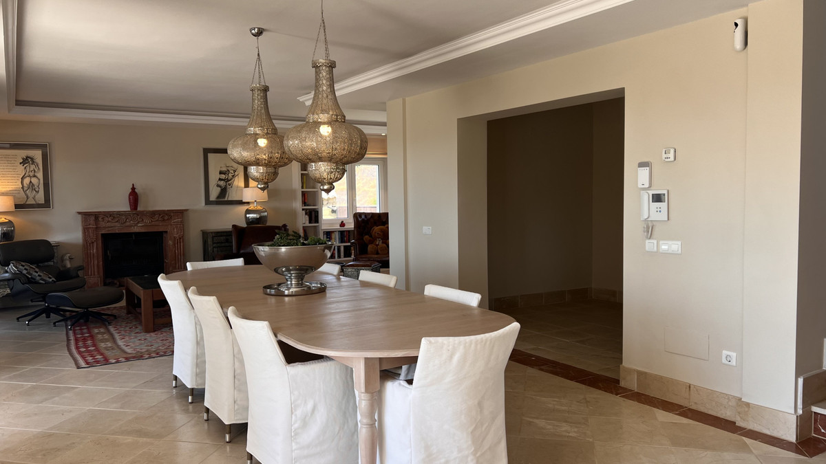 4 Bedroom Villa in Estepona - Photo 10