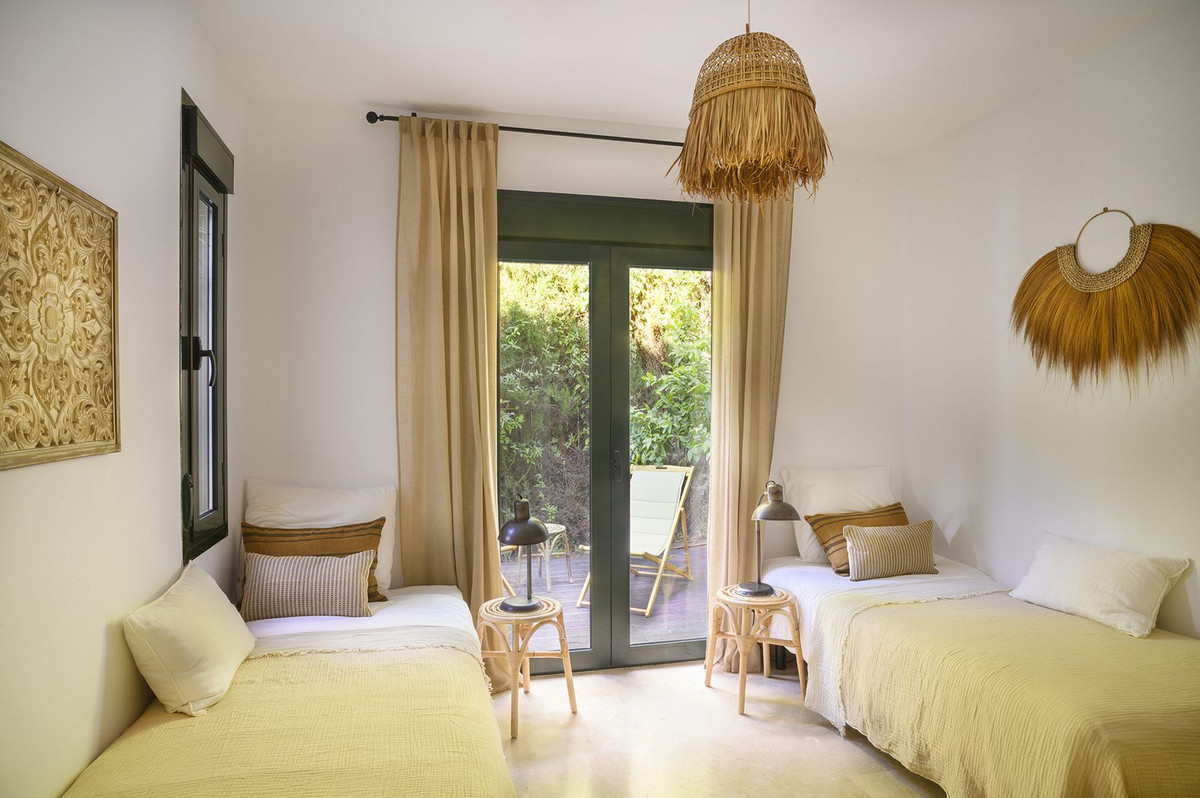 4 Bedroom Villa in Estepona - Photo 12