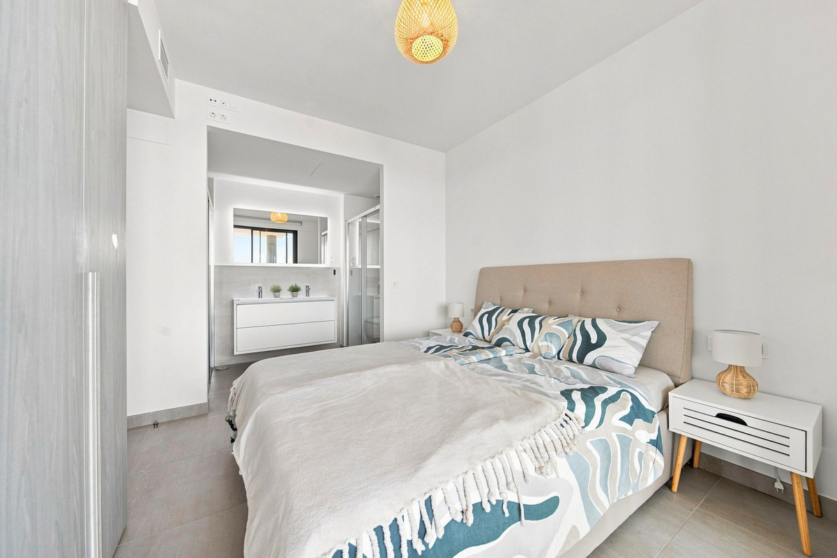 2 Bedroom Apartment in Fuengirola - Photo 8