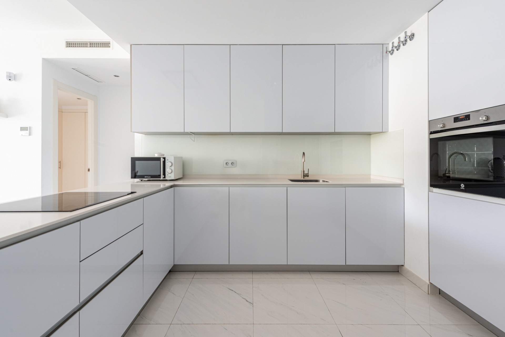 3 Bedroom Apartment in Estepona - Photo 8