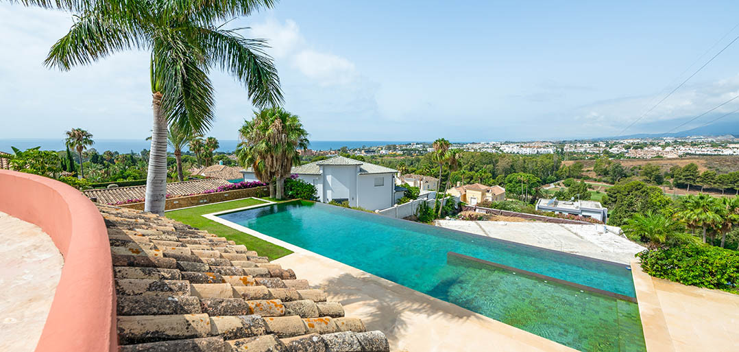 8 Bedroom Villa in Estepona - Photo 2