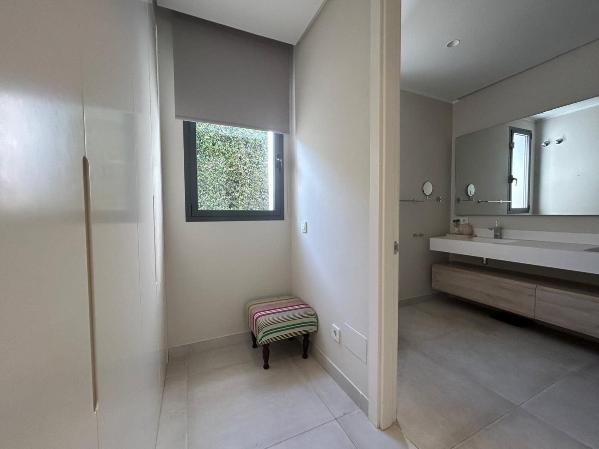4 Bedroom Villa in Estepona - Photo 19