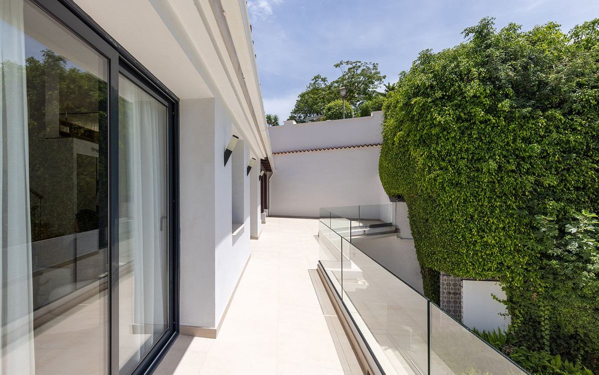 4 Bedroom Villa in Marbella - Photo 13