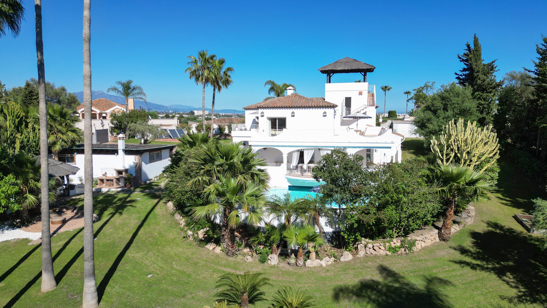 6 Bedroom Villa in Estepona - Photo 2