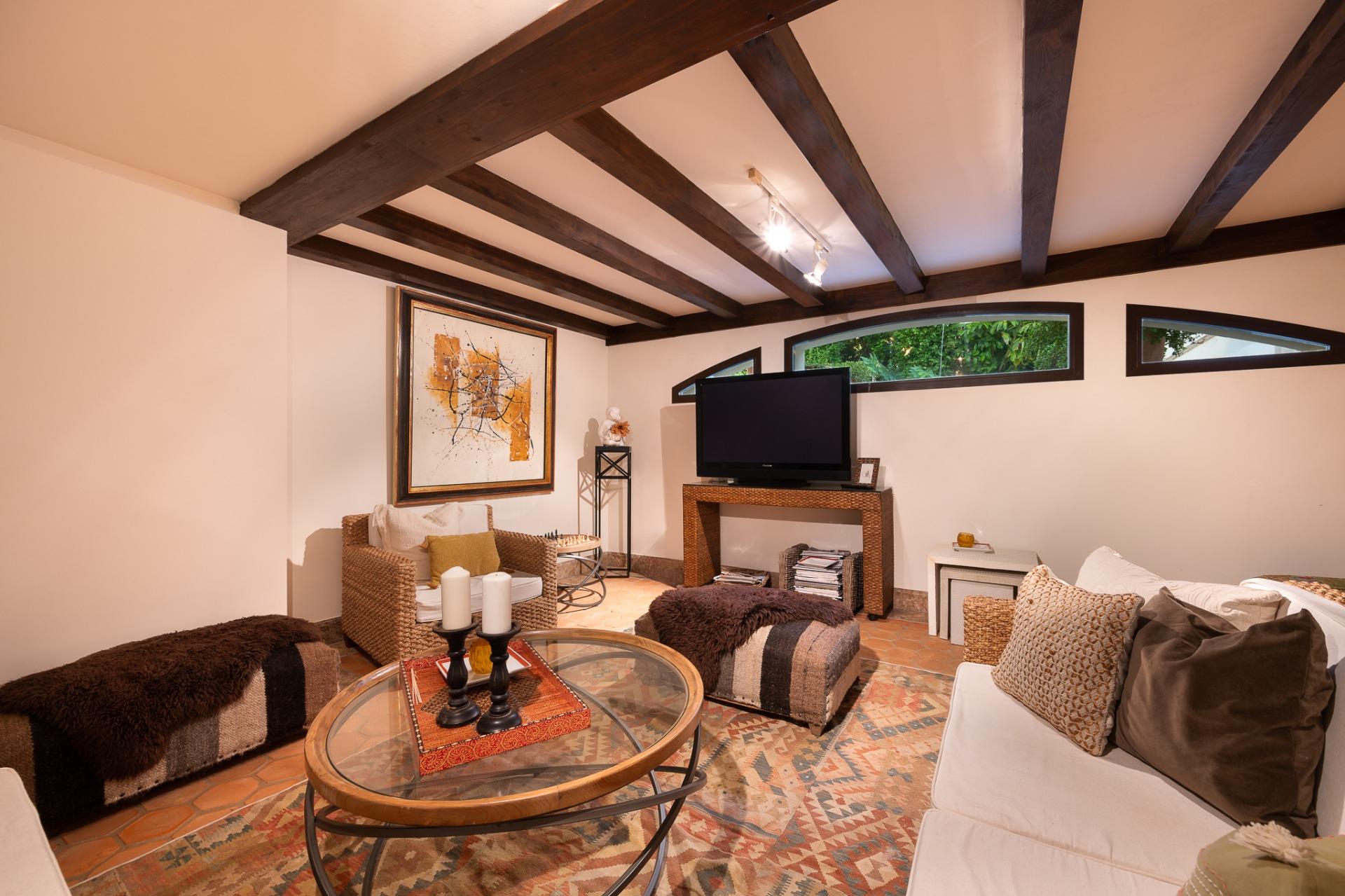 8 Bedroom Villa in San Pedro de Alcántara - Photo 25