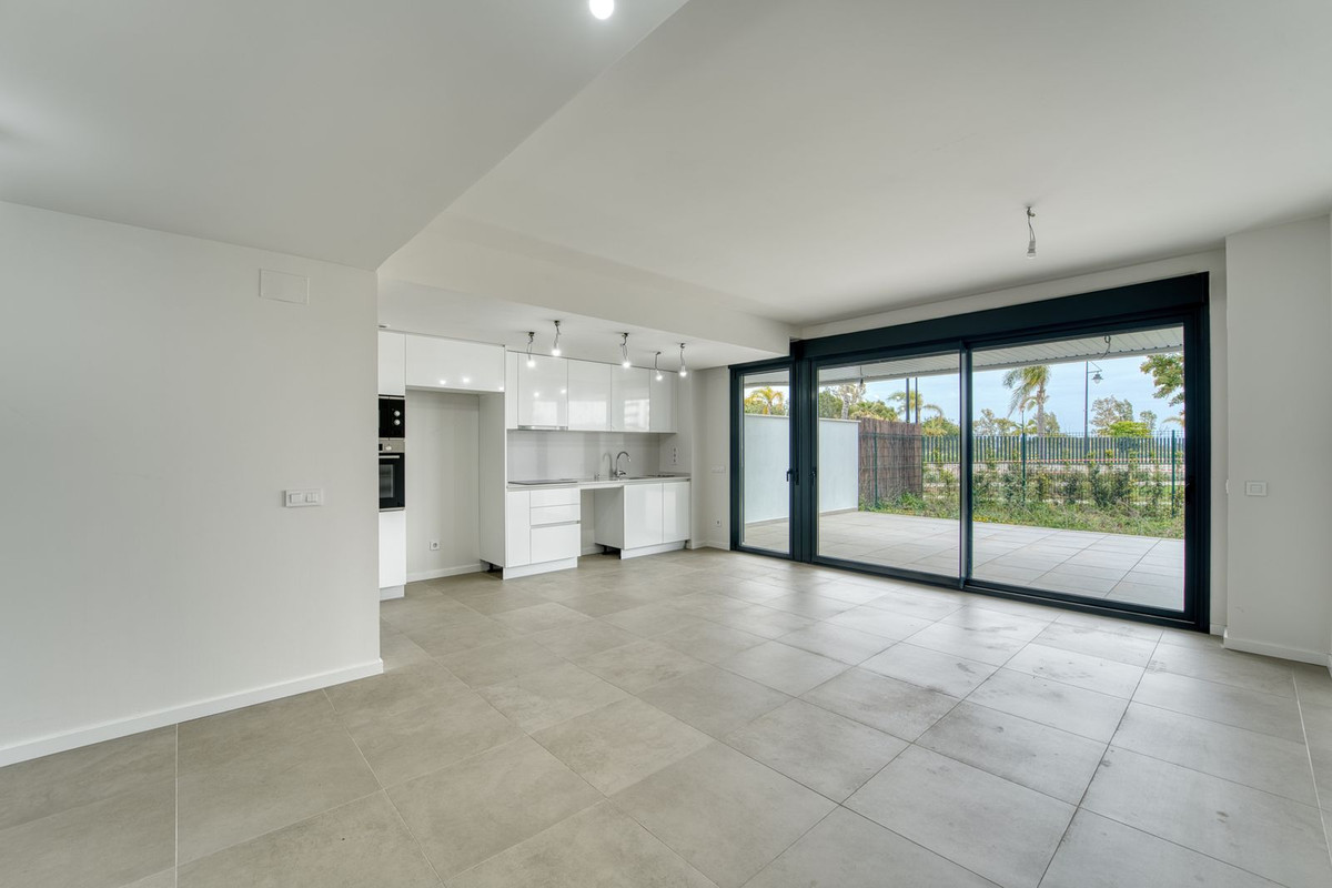 2 Bedroom Apartment in Torremolinos - Photo 2