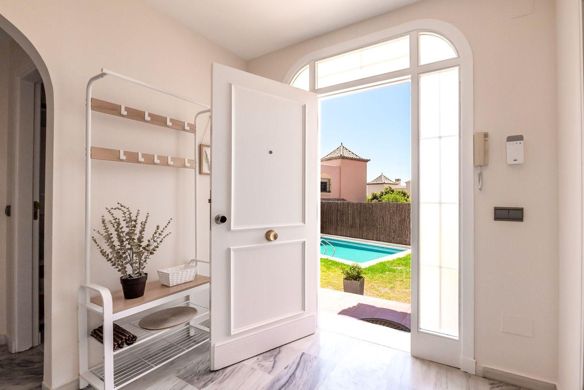 4 Bedroom Villa in Marbella - Photo 25