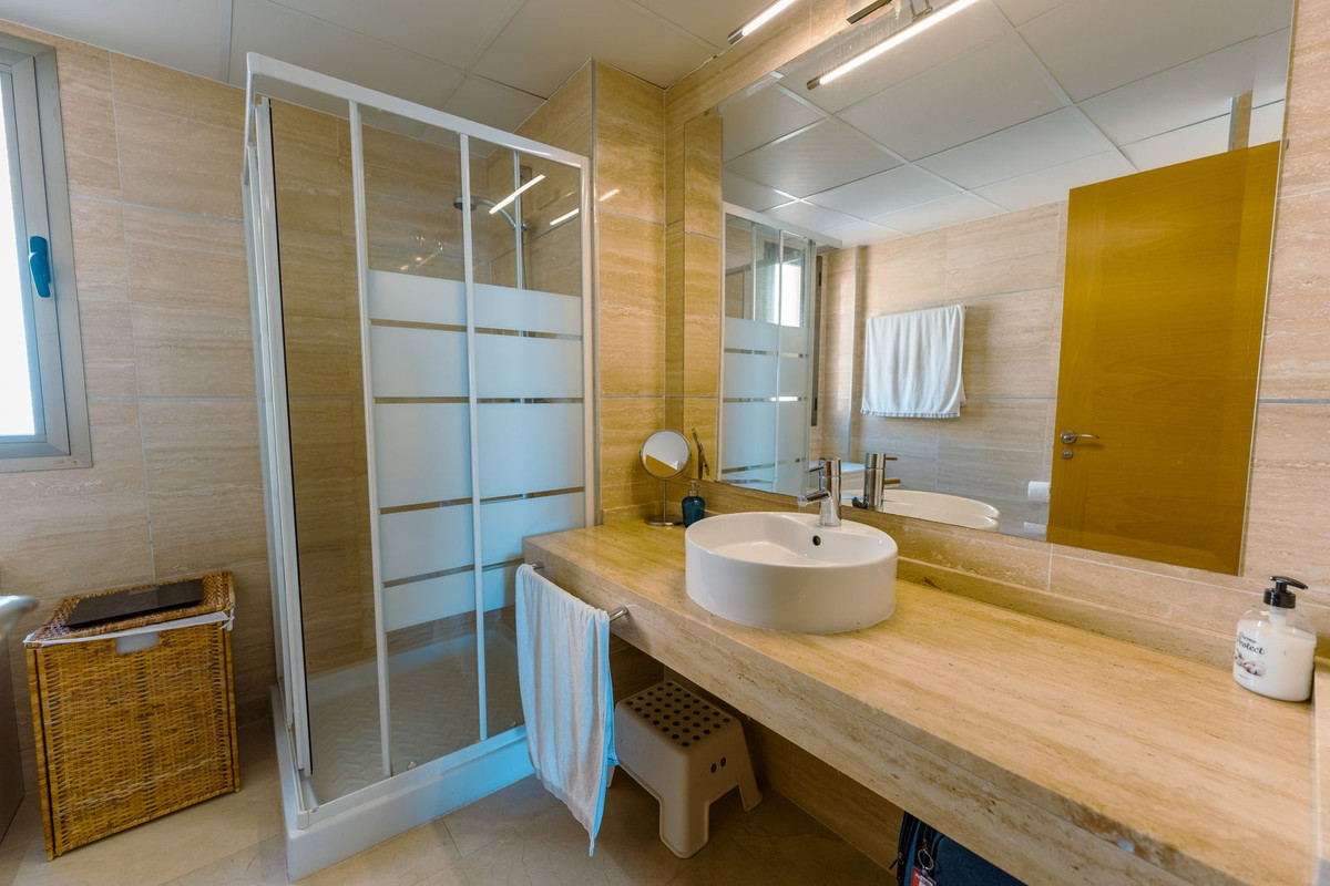 2 Bedroom Apartment in Estepona - Photo 27