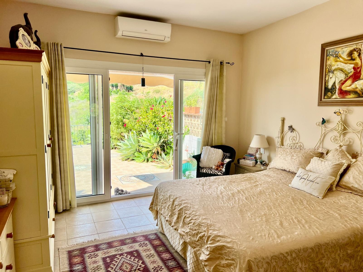 3 Bedroom Townhouse in Estepona - Photo 8
